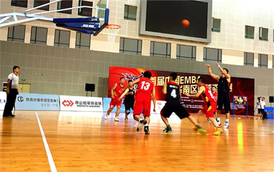 创高纱窗赞助首届中国EMBA华南区篮球赛，CBA明星朱芳雨出席开幕式。