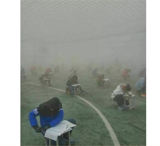 学生雾霾天操场考试